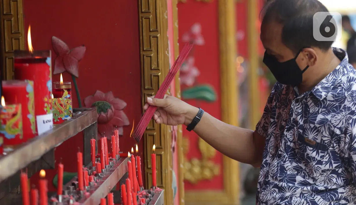 Umat Buddha membakar dupa sesaat sebelum ritual sembahyang di Vihara Buddha Dharma dan 8 Pho Sat, Kabupaten Bogor, Jawa Barat, Rabu (26/5/2021). Umat Buddha melakukan sembahyang peringatan Hari Raya Waisak di Vihara Buddha Dharma dan 8 Pho Sat  (Liputan6.com/Helmi Fithriansyah)