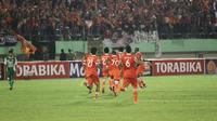 Pemain Persija Jakarta berlari ke arah tribun suporter yang ditempati Jakmania setelah Raphael Maitimo menjebol gawang PS TNI melalui tendangan penalti di Stadion Manahan, Solo, Selasa (15/12/2015). (Bola.com/Robby Firly)