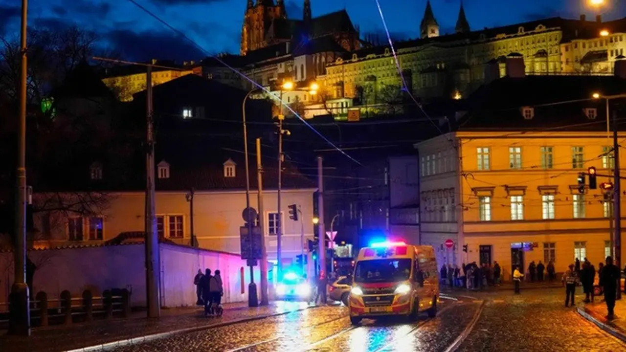 Polisi Ceko menutup area Jan Palach Square dan area yang berdekatan dengan gedung Universitas Charles, Praha, Republik Ceko, Kamis (21/12/2023).