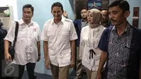 Balon Gubernur DKI Jakarta Sandiaga Uno (tengah) saat hadir di DPD Demokrat, Jakarta, (22/4). Sandiaga Salahuddin Uno didampingi Istrinya saat mendatangi kantor Demokrat tersebut. (Liputan6.com/Faizal fanani)