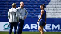 Pelatih Timnas Amerika Serikat, Jill Ellis tengah berbincang dengan pemainnya (AFP/Frank Fife)