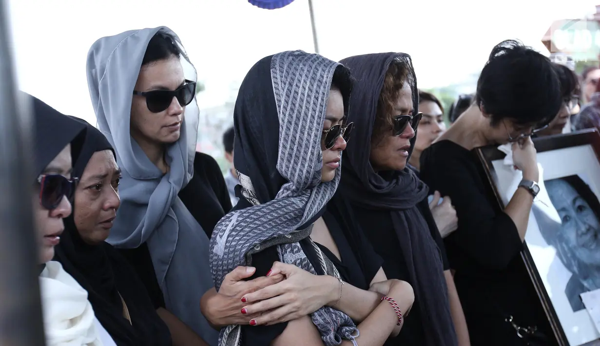 Eva Celia didampingi Mira Lesmana dan Sophia Latjuba saat pemakaman Nien Lesmana di TPU Tanah Kusir, Jakarta, Rabu (28/6). (Liputan6.com/Herman Zakharia)