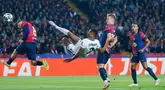 Pemain Inter Milan, Denzel Dumfries, mencetak gol ke gawang Barcelona dalam duel leg pertama semifinal Liga Champions di Estadi Olimpic Lluis Companys, Kamis (1/5/2025) dini hari WIB. (AP Photo/Joan Monfort)