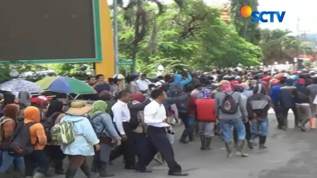 Setibanya di kantor DPR Kotabaru sejumlah perwakilan karyawan diterima ketua bersama dua wakil ketua DPRD Kotabaru.