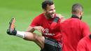 Pemain Wales, Hal Robson-Kanu  terlihat menikmati sesi latihan jelang kualifikasi piala Dunia 2018 di The Vale Resort, Hensol, Wales (31/8/16) (Action Images via Reuters/Matthew Childs)