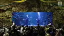 Pengunjung menyaksikan penyelam saat bermain bola di dalam aquarium Sea World, Jakarta, Sabtu (16/6). Atraksi tersebut digelar dalam rangka menyemarakkan ajang Piala Dunia 2018 yang berlangsung di Rusia. (Liputan6.com/Immanuel Antonius)