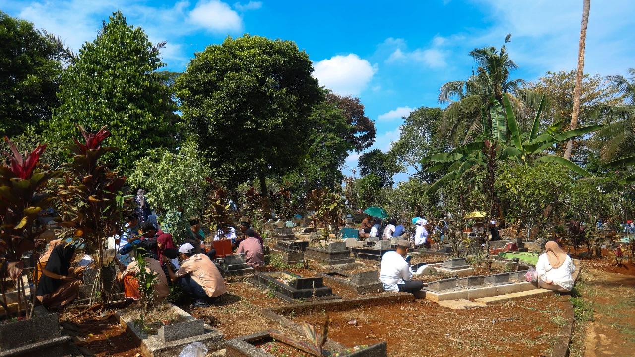 FOTO: Tradisi Ziarah Kubur Usai Shalat  Idul Fitri