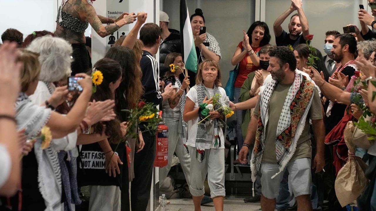 FOTO: Greta Thunberg Dideportasi Israel, Kecam Genosida di Gaza Setibanya di Yunani