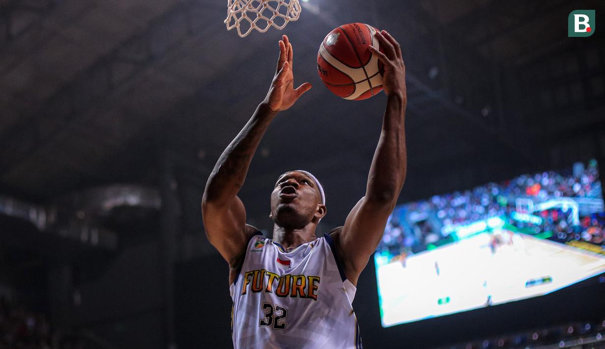 Pemain Tim Future, Lester Prosper melakukan lay up saat laga IBL All Star 2024 melawan Tim Legacy di Britama Arena, Kelapa Gading, Jakarta, Sabtu (27/04/2024). (Bola.com/Bagaskara Lazuardi)