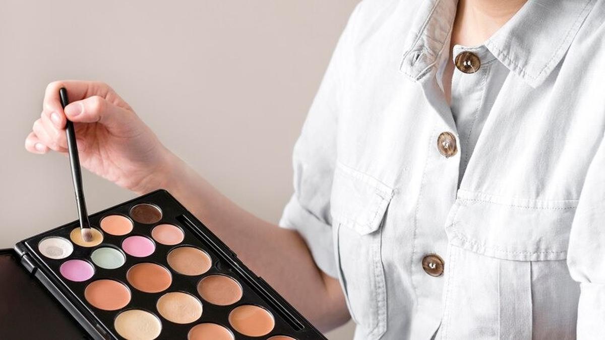 Bukan Cuma Glow Up! Tren ‘Unrecognizable Makeup’ Bisa Bikin Dirimu Tampak Seperti Orang Lain