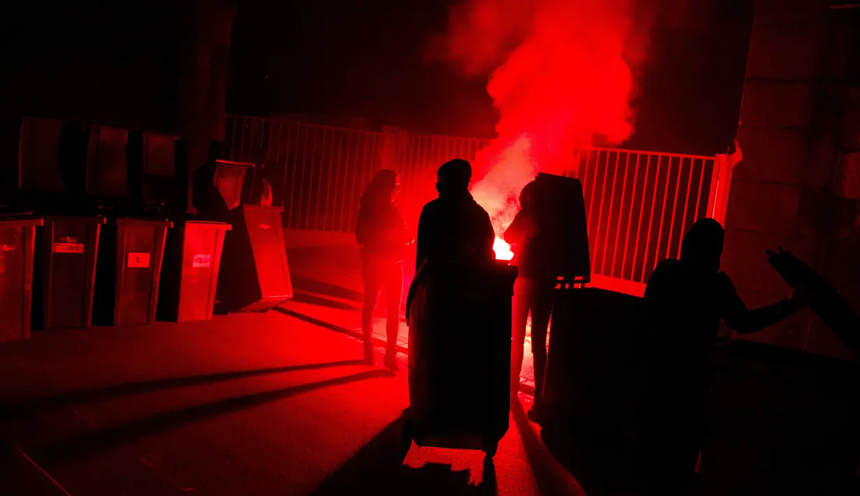 Sejumlah tempat sampah dibakar oleh pengunjuk rasa selama aksi protes berujung kerusuhan di Aulnay-sous-Bois, pinggiran utara Paris, Rabu (8/2). Ketegangan dipicu kasus dugaan sodomi terhadap pemuda kulit hitam oleh anggota kepolisian. (AFP)