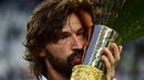  Ekspresi gelandang Andrea Pirlo yang mencium scudetto (AFP PHOTO / GIUSEPPE CACACE)