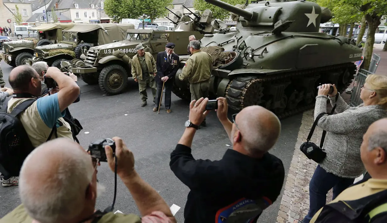 Beberapa koleksi kendaraan eks Perang Dunia II dipamerkan saat peringatan 70 tahun pendaratan Normandia di pusat Sainte-Mere-Eglise, (2/6/2014). (REUTERS/Regis Duvignau)