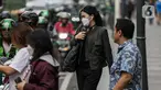 Warga menggunakan masker saat beraktivitas di kawasan Thamrin, Jakarta, Kamis (7/12/2023). (Liputan6.com/Faizal Fanani)