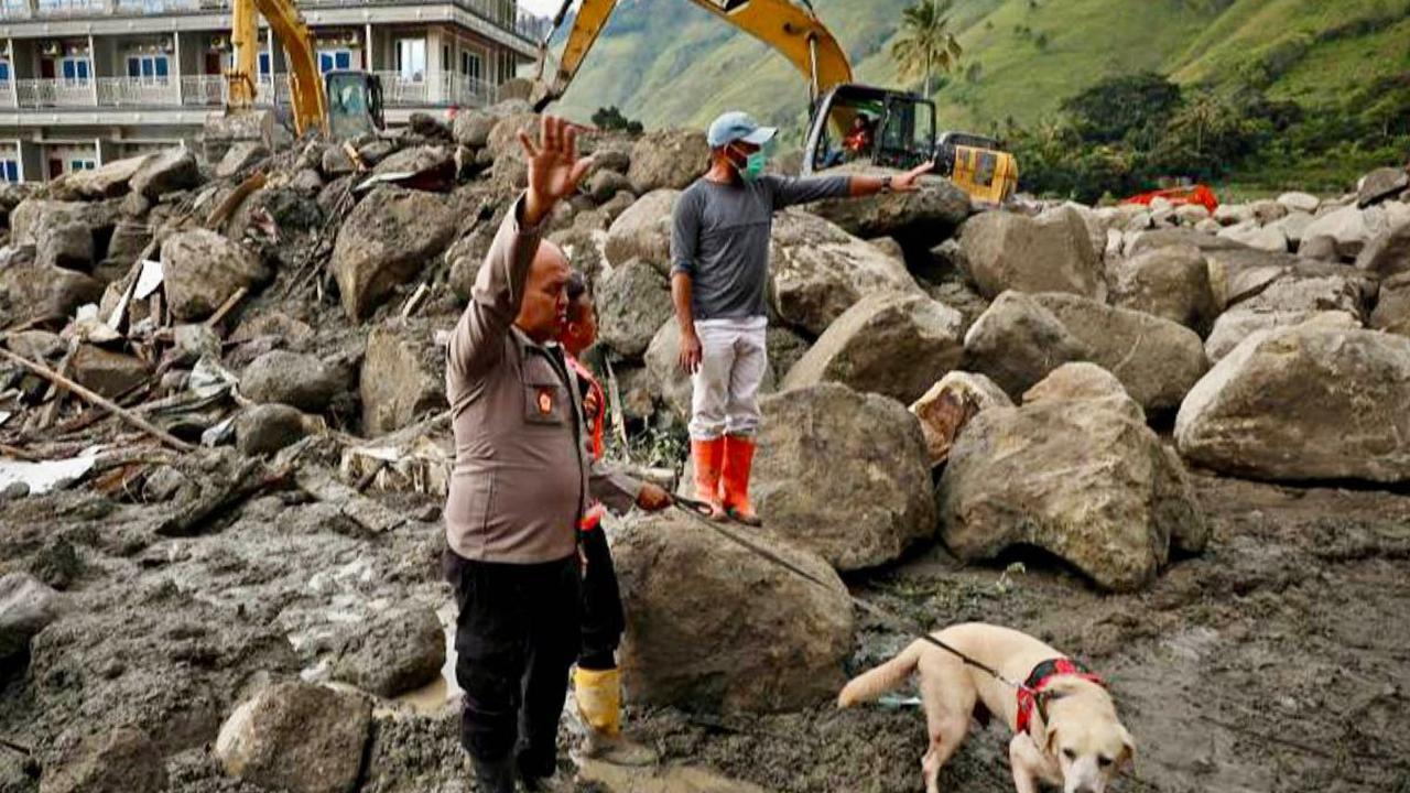 Bencana tanah longsor menerjang Kabupaten Humbang Hasundutan, pada awal Desember 2023 lalu. Hingga Selasa (5/12/2023), tim SAR gabungan terus berjibaku menyingkirkan material tanah longsor untuk mencari korban yang masih hilang.