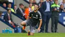 Pedro Rodriguez tampak kesakitan saat laga Chelsea melawan WBA di Stadion The Hawthorns, Inggris, Minggu (23/8/2015). Pada laga itu Pedro menyumbang satu gol dan assist. (Reuters/ Suzanne Plunkett)
