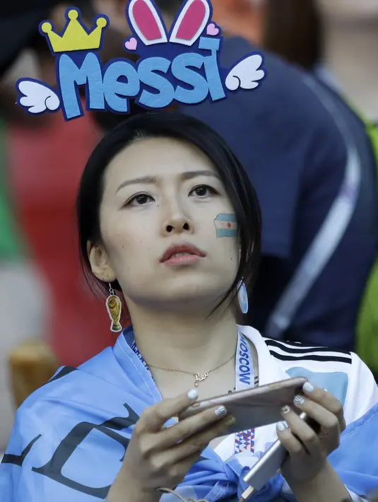 Seorang suporter menggunakan asesoris berlogo Messi saat laga Argentina melawan Islandia pada Piala Dunia 2018 di Spartak Stadium, Moskow, (16/6/ 2018). Argentina dan Islandia bermain imbang 1-1.  (AP/Matthias Schrader)