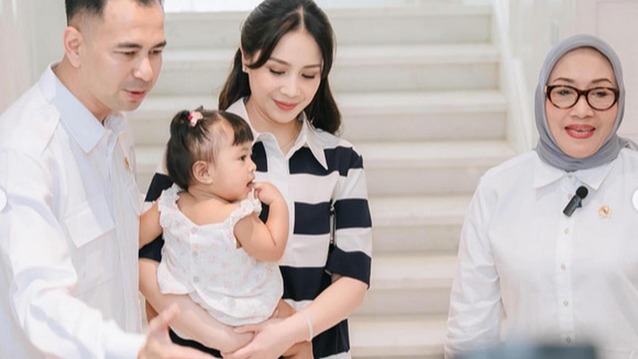 Cantiknya Nagita Slavina Gendong Baby Lily Sambut Kehadiran Menteri Arifah Fauzi, Gaya Simple tapi Elegan