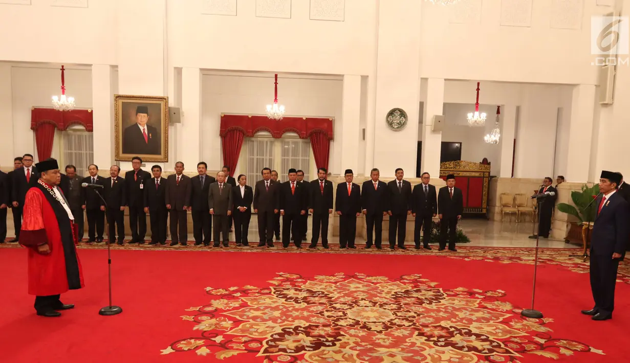 Presiden Joko Widodo saat melantik Arief Hidayat menjadi Hakim Konstitusi periode 2018-2023 di Istana Negara, Jakarta, Selasa (27/3). Pengambilan sumpah dilakukan setelah Arief kembali terpilih sebagai hakim MK perwakilan DPR. (Liputan6.com/Angga Yuniar)