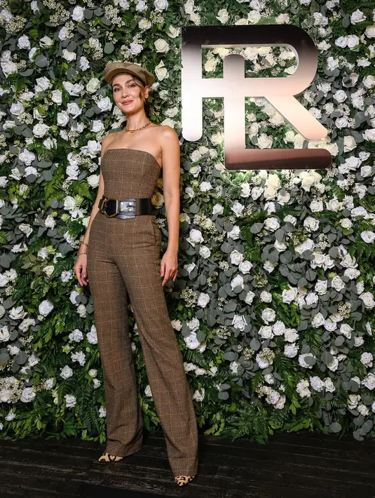Luna Maya mengenakan strapless jumpsuit warna cokelat tua yang dipadukan dengan leather belt hitam [@lunamaya]