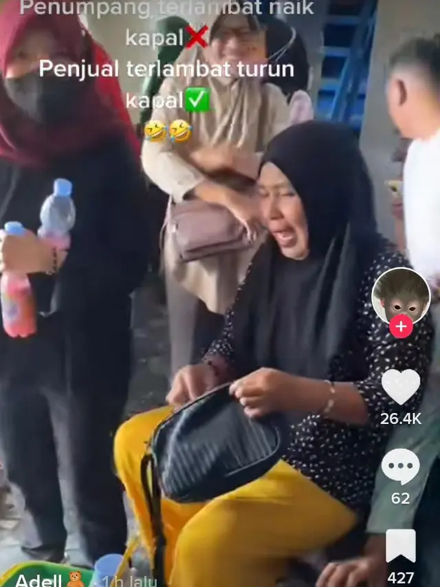 Penjual Wanita Ini Terlambat Turun dari Kapal Karena Asik Berdagang