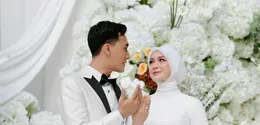 Dea Annisa resmi menikah dengan Mazaki Ahmad dalam balutan gaun modest serba putih (@deaannisa)