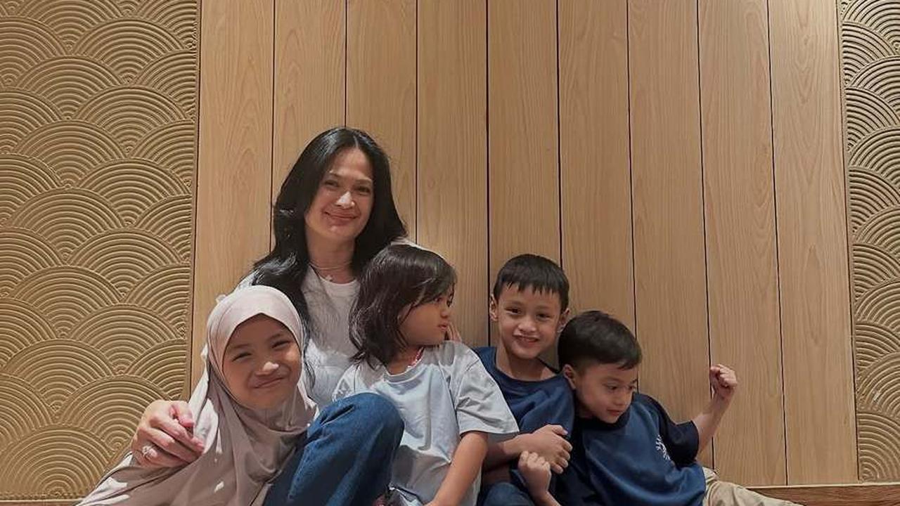8 Potret Donna Harun yang Banjir Pujian, Nenek 4 Cucu Tetap Cantik Awet Muda Tanpa Pandang Usia