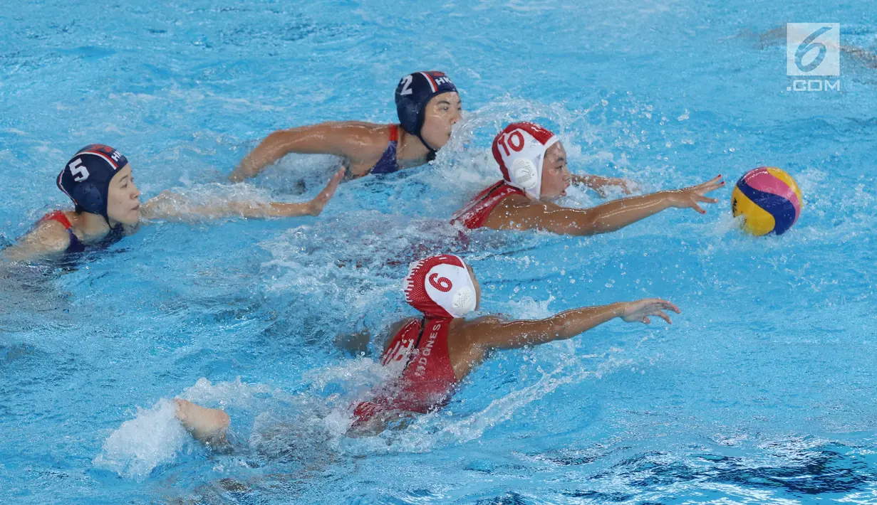 Pemain Polo Air Putri Indonesia, Febrika Indirawati (depan) dan Nyoman Ayu Savitri Arsana berebut bola dengan pemain Hong Kong saat penyisihan grup A Asian Games 2018, Jakarta, Jumat (17/8). Indonesia unggul tipis 9-8. (Liputan6.com/Helmi Fithriansyah)