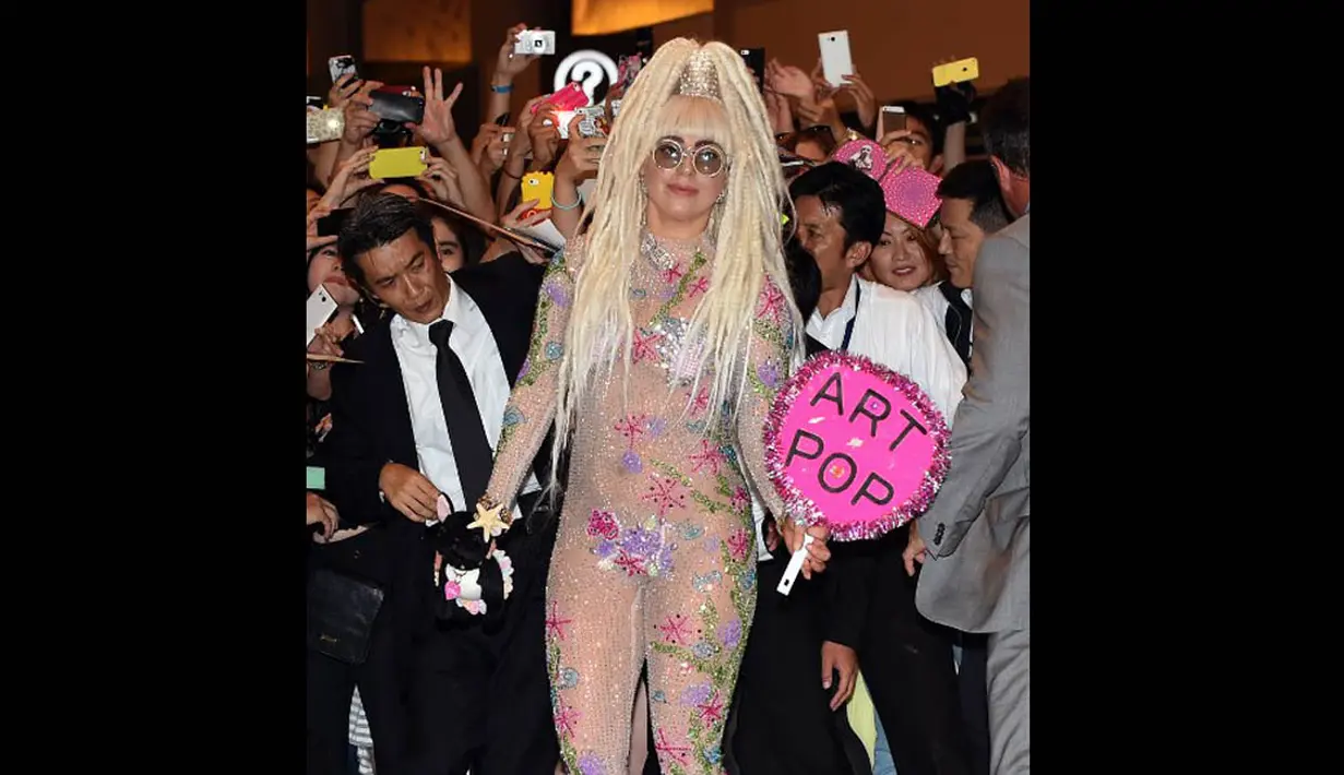 Selasa (12/8/14), penyanyi Lady Gaga tiba di Bandara Internasional Narita, Tokyo. (AFP PHOTO/Toshifumi Kitamura)