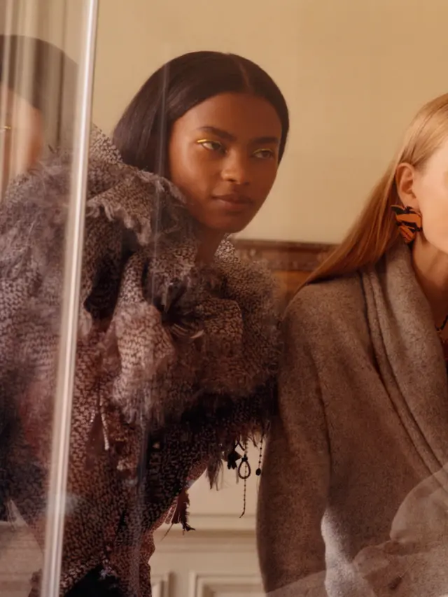 Tren Beauty Paris Haute Couture Week 2026, dari Hepburn Bangs hingga Lace Lips yang Artistik