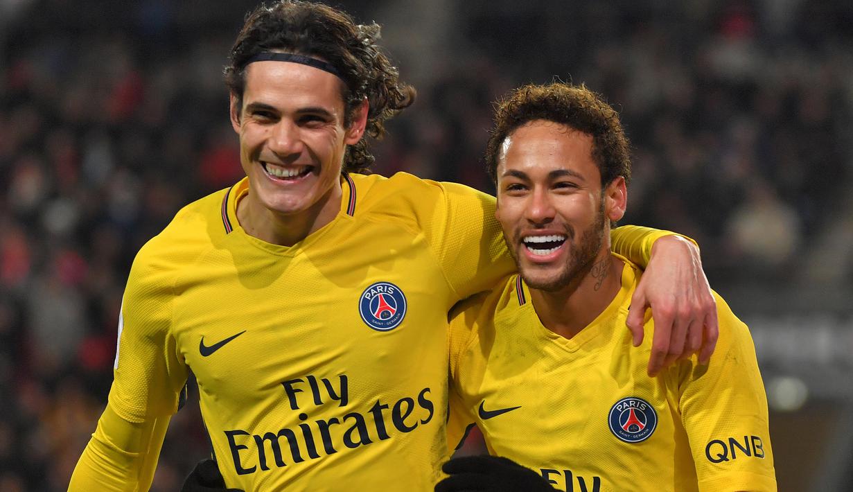 Pemain PSG, Neymar (kanan) dan Edinson Cavani merayakan gol ke gawang Rennes pada laga Ligue 1 Prancis di Roazhon Park, Rennes, (16/12/2017). PSG menang 4-1. (AFP/Loic Venance)