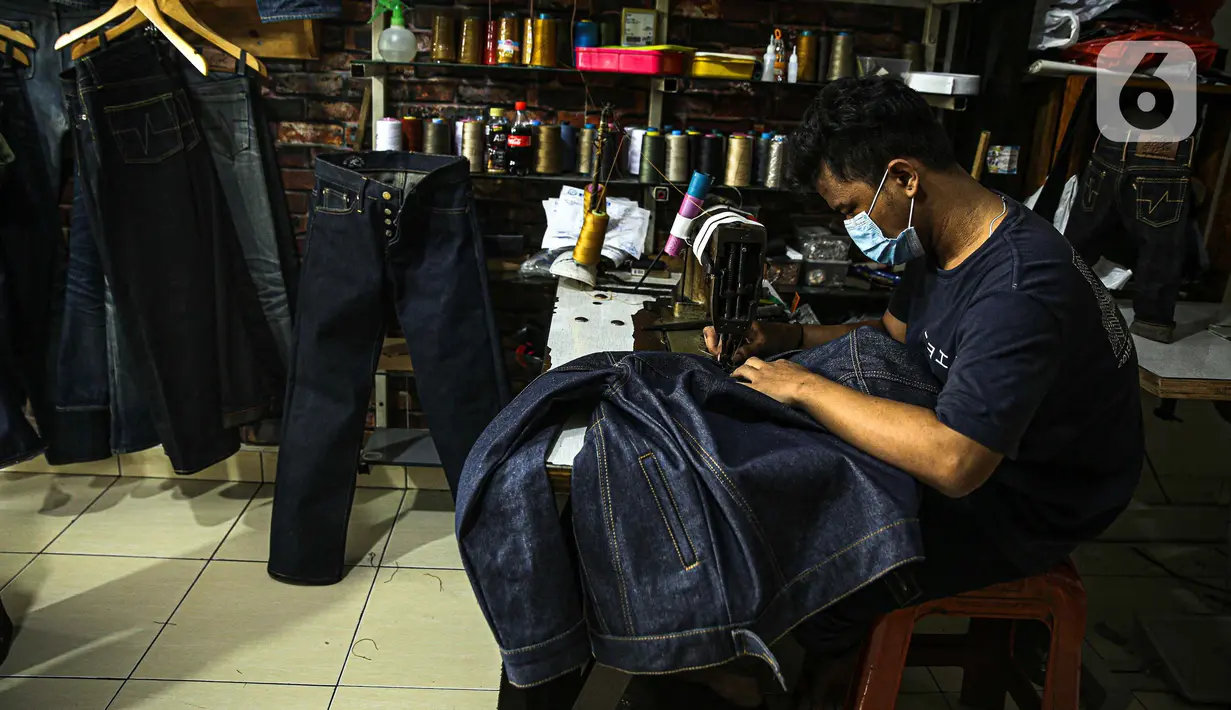Penjahit menjahit bahan di Nyoel Jeans co, Jakarta, Jumat (22/10/2021). Melonjaknya harga kapas acuan dunia dikarenakan meningkatnya permintaan tekstil setelah adanya pemulihan ekonomi pascadilanda krisis akibat pandemi COVID-19. (Liputan6.com/Faizal Fanani)
