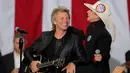 Aksi Lady Gaga dan Jon Bon Jovi saat memeriahkan kampanye Capres AS dari Partai Demokrat, Hillary Clinton di Releigh, North Carolina, AS (8/11). Pilpres AS 2016 diadakan pada 8 November 2016 dan menjadi pilpres empat tahunan ke-58. (REUTERS/Chris Keane)