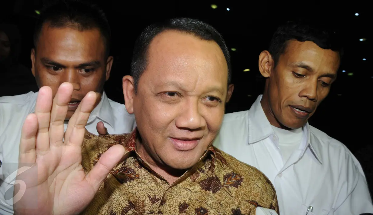 Sekretaris Mahkamah Agung (MA) Nurhadi selesai menjalani pemeriksaan terkait dugaan suap Kasubdit Perdata MA Andri Tristianto Sutrisna di Gedung KPK, Jakarta, Selasa (8/3/2016). Nurhadi diperiksa KPK selama 10 jam. (Liputan6.com/Helmi Afandi)