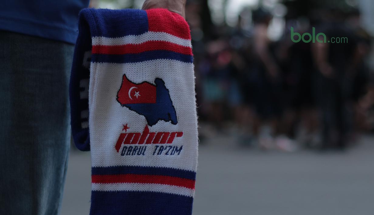 Salah satu syal kebanggaan Boys of Straits saat mendukung Johor Darul Ta’zim pada laga Piala AFC 2018 di Stadion Utama Gelora Bung Karno, Jakarta, Selasa (10/4/2018). Persija Jakarta menang 4-0 atas JDT. (Bola.com/Nick Hanoatubun)