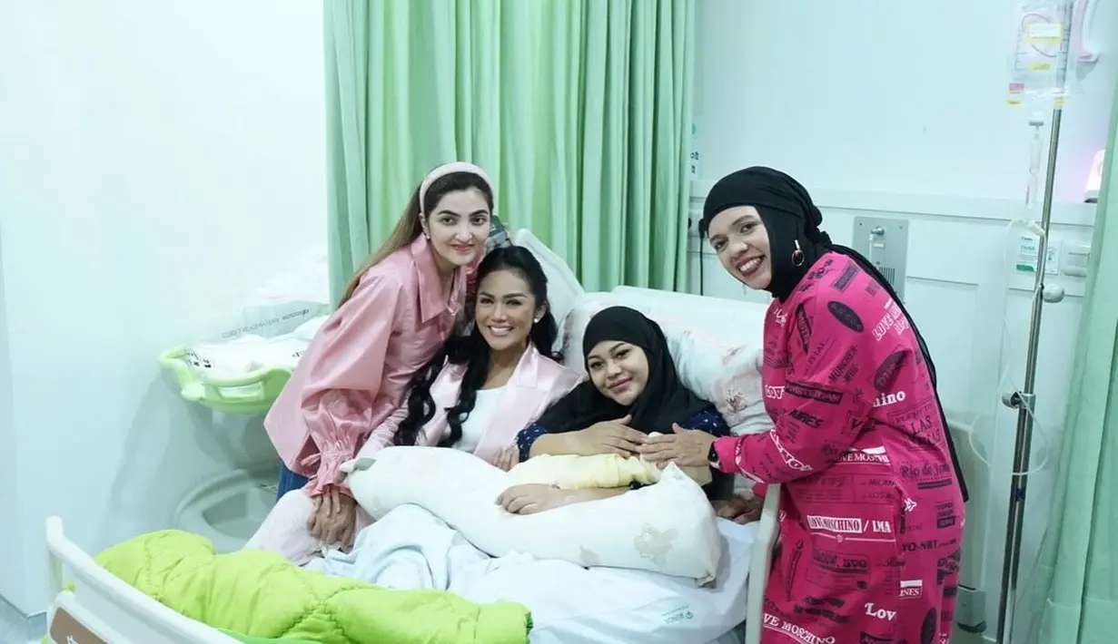 Akhirnya ketiga nenek baby A bertemu dengan cucu keduanya. Mereka tampak begitu bahagia menyambut kehadiran anak kedua Atta dan Aurel. Mereka juga kompak mengenakan pakaian merah muda. Aurel Hermansyah melahirkan lewat bedah cesar di Jakarta, Sabtu (11/11/2023). [Instagram/ashanty_ash]