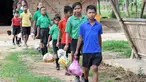 Gambar pada 20 Mei 2019, siswa India mengantre membawa tas plastik berisi sampah plastik di sekolah Forum Akshar di desa Pamohi, Guwahati. Sekolah ini mengambil pendekatan baru untuk mengatasi momok sampah plastik dengan menjadikannya sebagai syarat pengganti biaya sekolah. (Biju BORO/AFP)
