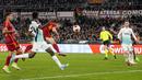 Pemain AS Roma, Bryan Cristante menyundul bola untuk mencetak gol kelima timnya ke gawang Brighton pada laga leg pertama 16 besar Liga Europa 2023/2024 di Olympic Stadium, Roma, Italia, Jumat (08/03/2024) dini hari WIB. (AP Photo/Alessandra Tarantino)