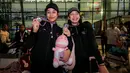 <p>Dua pemain Timnas voli putri Indonesia U-18, Poppy Aulia Nursutan (kiri) dan Venisa Dwi Oktani berpose dengan medali perak turnamen bola voli putri Princess Cup 2024 dalam acara penyambutan di Terminal 3 Bandara Soekarno Hatta, Tangerang, Jumat (14/6/2024). (Bola.com/Bagaskara Lazuardi)</p>
