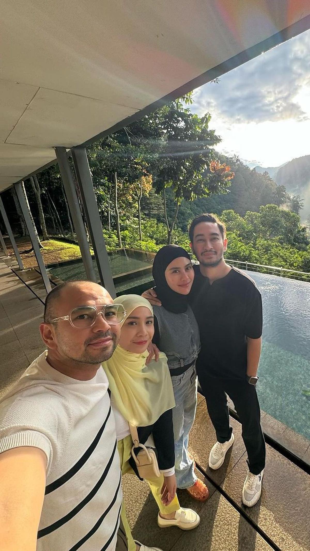 Potret kompak Nagita Slavina dan Syahnaz dengan hijab. Banyak warganet memuji penampilan keduanya terlihat lebih cantik. Tak sedikit pula yang mendoakan agar Gigi, Caca, Syahnaz dan Nisya bisa istiqomah.