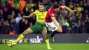 Bek Manchester United, Harry Maguire, terjatuh saat berebut bola dengan pemain Norwich City, Marco Stiepermann, pada laga Premier League 2019 Stadion Carrow Road, Norwich, Minggu (27/10). Manchester United menang 3-1 atas Norwich City. (AP/Joe Gidden)