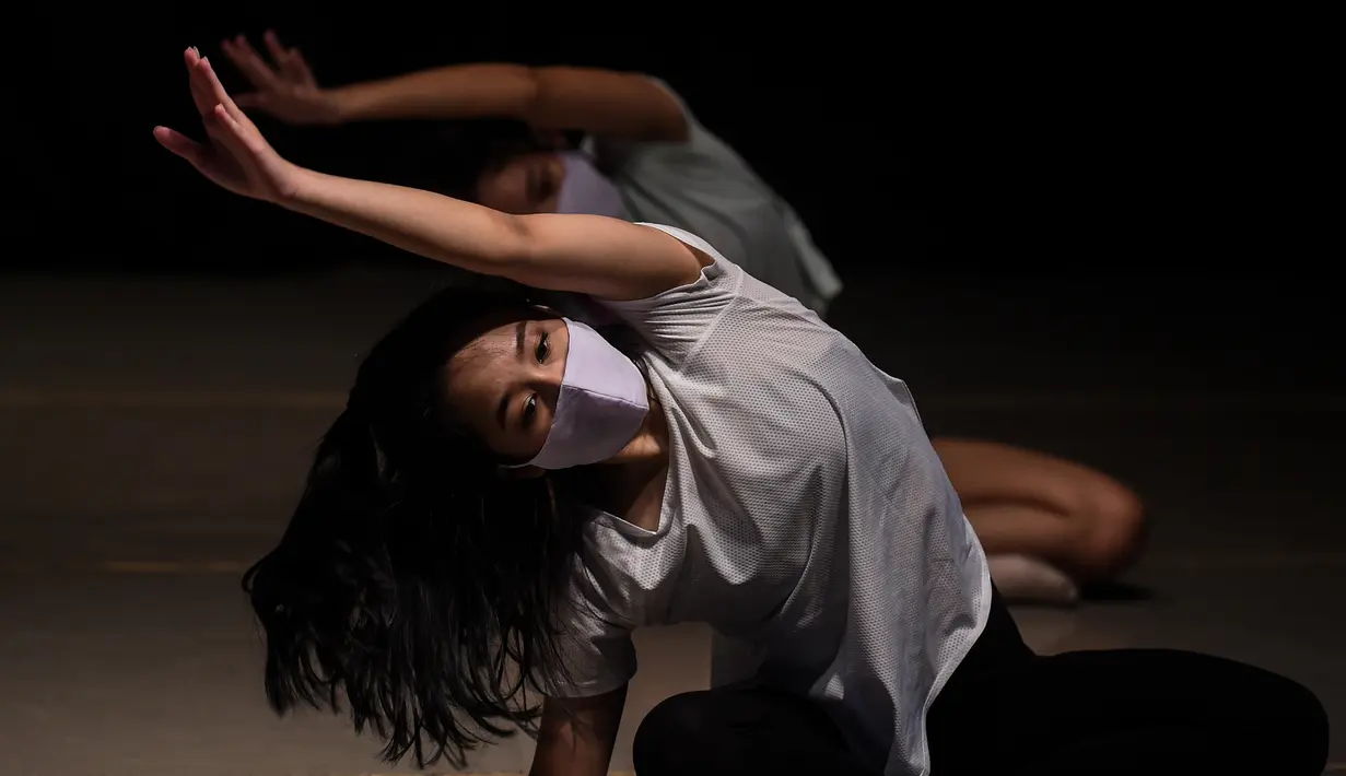 Anggota Ballet Sumber Cipta mengenakan masker saat latihan jelang pertunjukan balet virtual To Live To Love To Dance, Jakarta, Minggu (25/7/2020). Di tengah pandemi COVID-19, Ballet Sumber Cipta akan tampil dalam pertunjukan balet virtual pertama mereka pada 26 Juli 2020. (Xinhua/Agung Kuncahya B.)