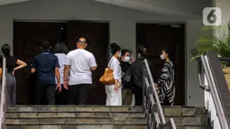 Suasana pelayat pelepasan jenazah Glenn Fredly di Gereja Sumber Kasih, Lebak Bulus, Jakarta, Kamis (9/4/2020). Gleen Fredly meninggal akibat penyakit meningitis. (Liputan6.com/Faizal Fanani)