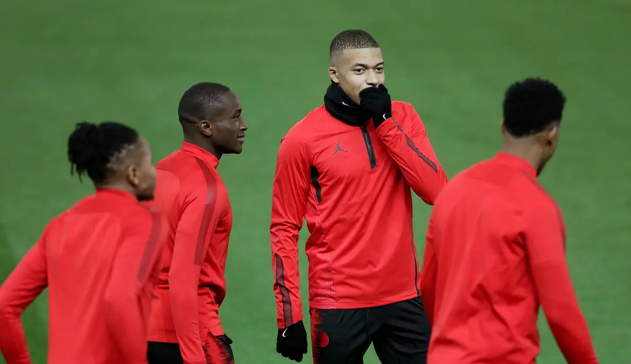 Pemain Paris Saint Germain Kylian Mbappe (dua kanan) berbincang dengan rekan setimnya saat sesi latihan di Old Trafford, Manchester, Inggris, Senin (11/2). PSG akan menghadapi Manchester United (MU) pada 16 besar Liga Champions. (Martin Rickett/PA via AP)