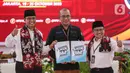Pasangan calon presiden dan calon wakil presiden Anies Baswedan dan Muhaimin Iskandar atau Cak Imin (AMIN) menyerahkan syarat pencalonan menjadi presiden dan wakil presiden kepada Ketua KPU KPU Hasyim Asy'ari di Kantor KPU, Jakarta, Kamis (19/10/2023). (Liputan6.com/Faizal Fanani)