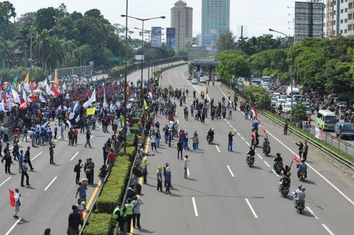 Tol dalam kota diblokir dua arah!