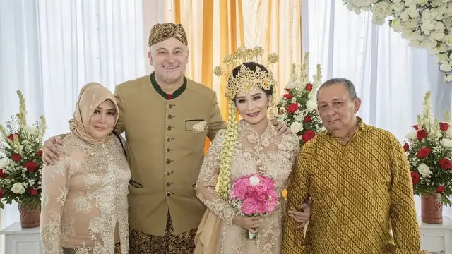 Baby Margaretha mengapit ayahnya saat menikah.
