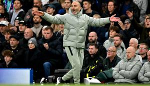 Pelatih kepala Chelsea asal Italia, Enzo Maresca, memberikan instruksi kepada para pemain dari pinggir lapangan dalam pertandingan Premier League antara Chelsea dan Liverpool di Stamford Bridge, London, pada 4 Oktober 2025. (Glyn KIRK/AFP)
