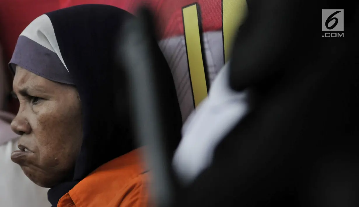 Pelaku berinsial A (55) dihadirkan dalam rilis pengungkapan kasus penculikan balita ASA (3) di Mapolda Metro Jaya, Jakarta, Senin (15/4). Motif pelaku menculik balita ASA (3)  di Masjid Al Amin Bintara Jaya Bekasi adalah untuk dieksploitasi sebagai pengemis. (merdeka.com/ Iqbal S. Nugroho)