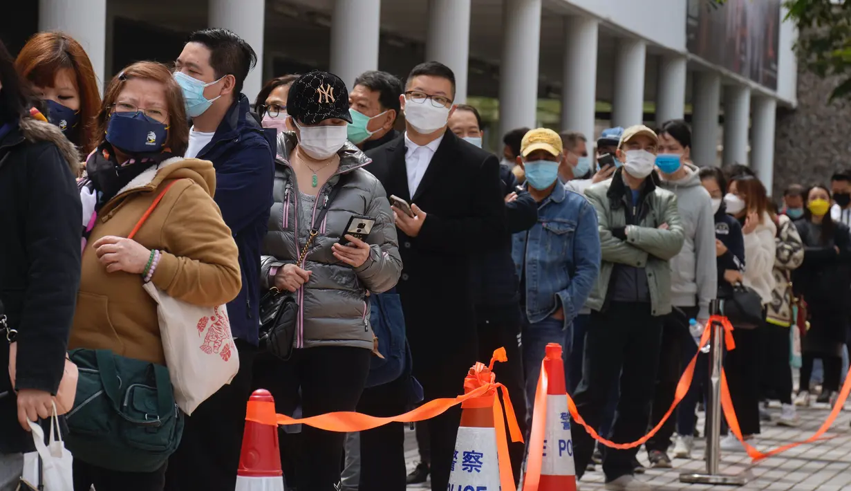 Warga antre tes virus corona di pusat pengujian sementara di Hong Kong, 23 Februari 2022. Warga Hong Kong menjadi semakin terganggu dengan desakan pemerintah untuk tetap berpegang pada strategi "nol-COVID" ketika kota itu mencatat rekor jumlah kasus baru lainnya pada hari Rabu. (AP Photo/Vincent Yu)